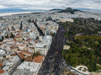 Λαός ενωμένος σαν μια γροθιά για να βρει οξυγόνο: Η μεγαλειώδης συγκέντρωση για τα Τέμπη μέσα από τις εικόνες του Athensmagazine.gr