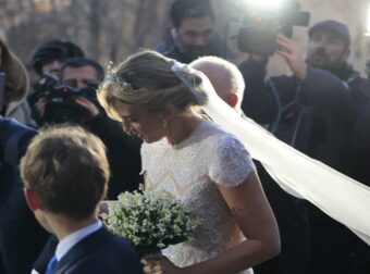 Γάμος Ντε Γκρες – Βαρδινογιάννη: Έφτασαν η νύφη και ο γαμπρός στην εκκλησία – Εντυπωσιακή με το λαμπερό νυφικό της