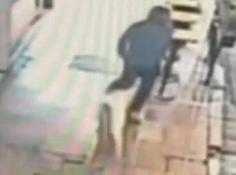Η στιγμή που ο Κωνσταντίνος Αργυρός τρέχει να βοηθήσει την Αλεξάνδρα Νίκα μετά την παράσυρση
