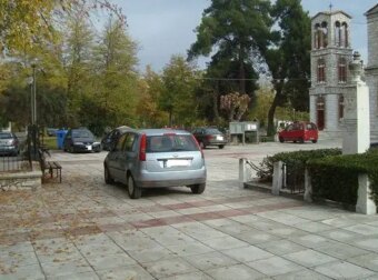 Άγριος καβγάς και ξύλο για μια θέση πάρκινγκ έξω από μονή