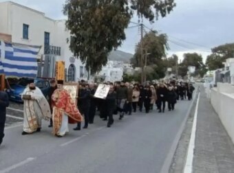Σαντορίνη: Μεγάλη λιτανεία στο νησί για να σταματήσουν οι σεισμοί (video)