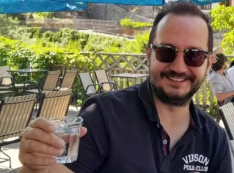 Βασίλης Καλογήρου: Το αίτημα της μητέρας του για την κηδεία του – Το στεφάνι “σύμβολο” που επέλεξε