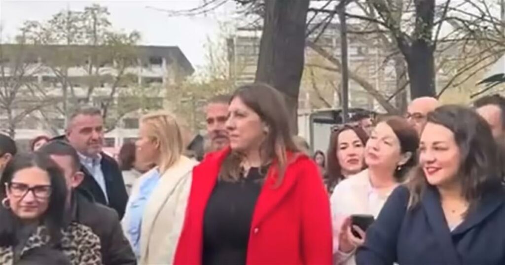 Η Ζωή Κωνσταντοπούλου παρακολούθησε μαζί με τον κόσμο την παρέλαση στη Λάρισα – Δεν έδωσε το χέρι της στον Χρήστο Κέλλα