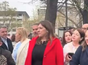 Η Ζωή Κωνσταντοπούλου παρακολούθησε μαζί με τον κόσμο την παρέλαση στη Λάρισα – Δεν έδωσε το χέρι της στον Χρήστο Κέλλα