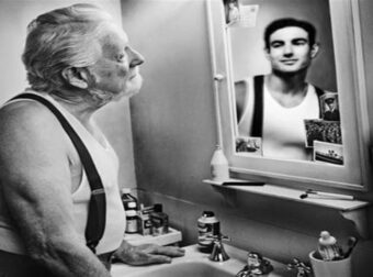 Τα 4 άγνωστα σημάδια που δείχνουν ότι γερνάει το σώμα μας: Τι να προσeξουμε σε δόντια, φωνή, ύψος και ημικρανίες
