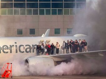 Βίντεο σοκ: Η στιγμή που το Boeing της American Airlines παίρνει φωτιά μετά την προσγείωση – Από το φτερό βγήκαν οι επιβάτες