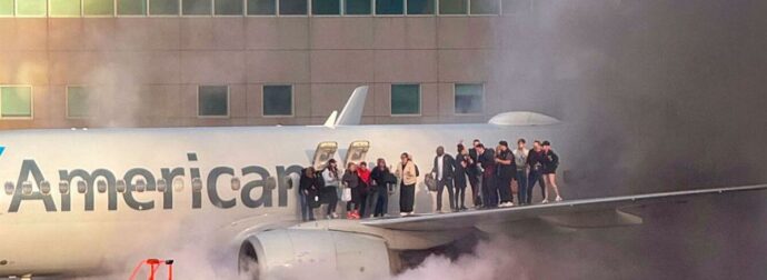 Βίντεο σοκ: Η στιγμή που το Boeing της American Airlines παίρνει φωτιά μετά την προσγείωση – Από το φτερό βγήκαν οι επιβάτες