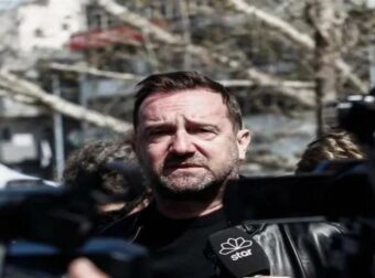 Νίκος Πλακιάς: Η συγκλονιστική στιγμή που αγκαλιάζει μαθήτρια που διαδηλώνει για τα Τέμπη