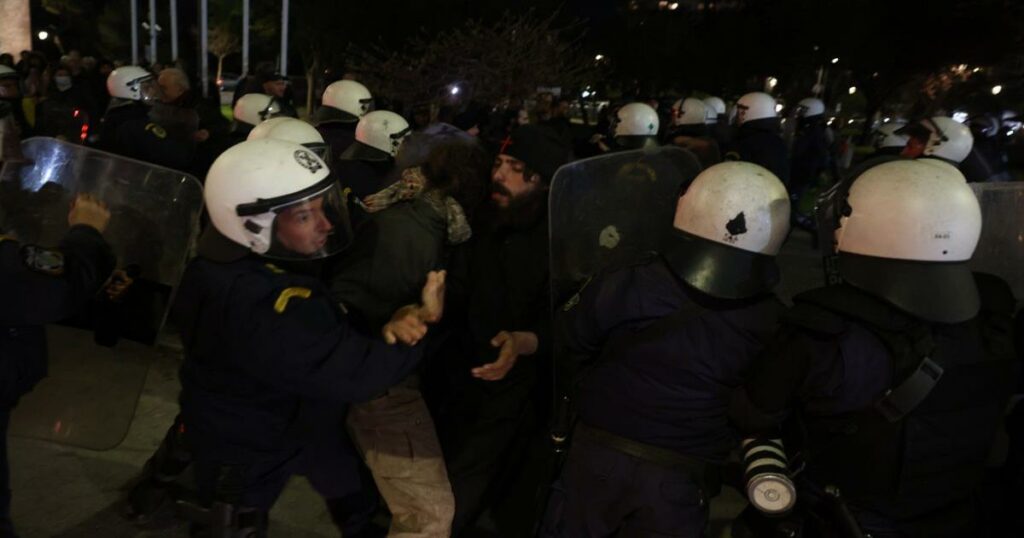 Χαμός στην παράσταση του Ζαραλίκου: Προσαγωγές και ένταση έξω από το θέατρο