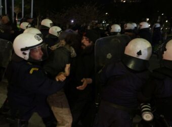Χαμός στην παράσταση του Ζαραλίκου: Προσαγωγές και ένταση έξω από το θέατρο