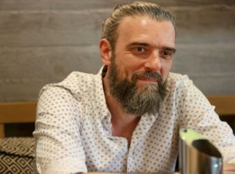Ο Σωτήρης Τσαφούλιας για τις διαδηλώσεις των Τεμπών: «Γελάω με οργή»