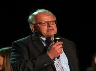 Σοβαρό ατύχημα για τον Άκη Τσελέντη στην προσπάθεια να σώσει έναν γλάρο – Με κατάγματα σε χέρι και πλευρά