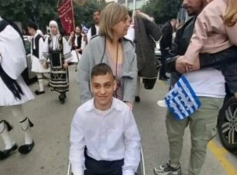Οργισμένη για τον «μισαναπηρισμό» της Έλενας Ακρίτα η μητέρα του μαθητή που σηκώθηκε από το αμαξίδιο στην παρέλαση – «Νιώθει ντροπή»
