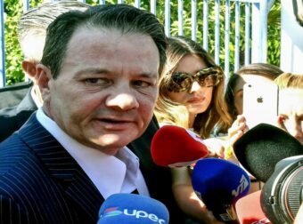 Έξαλλος ο Λύτρας με την Πολυζωγοπούλου έξω από τα δικαστήρια: «Δε δίστασε να μου ζητήσει 300.000 ευρώ!»