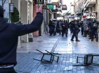 Αδιανόητο βίντεο από την ένταση στο Σύνταγμα για τα Τέμπη: Νέοι που διαδηλώνουν ειρηνικά βρίσκονται… ανάμεσα σε φλόγες