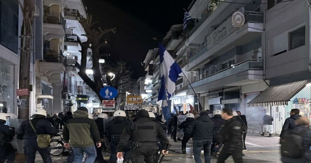 Επεισόδια και στη Λάρισα έξω από παράσταση του Ζαραλίκου – Διαμαρτυρία με ψαλμωδίες