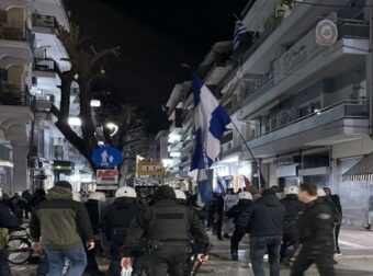 Επεισόδια και στη Λάρισα έξω από παράσταση του Ζαραλίκου – Διαμαρτυρία με ψαλμωδίες