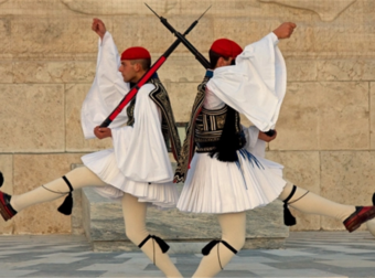 Απίστευτο: Πόσες πιέτες και γιατί έχει η φουστανέλα του τσολιά