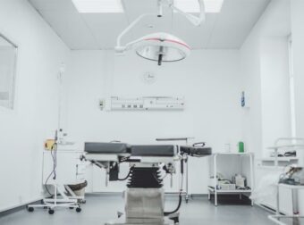 Σοκ στη Λάρισα: Κρίσιμα τα επόμενα 24ωρα για τον 9χρονο που πνίγηκε με πορτοκάλι σε σχολείο – Έπαθε δύο φορές ανακοπή