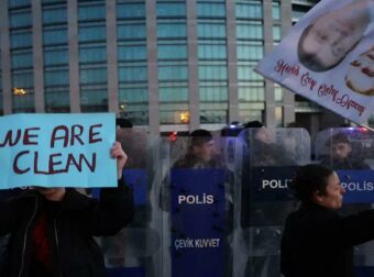 Στο δικαστήριο ο Ιμάμογλου: Πλήθος διαδηλωτών απέξω  – Δρακόντεια μέτρα ασφαλείας