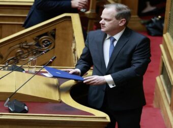 Ντόρα Μπακογιάννη: Αυτός είναι ο λόγος που η Κοινοβουλευτική Ομάδα της ΝΔ χειροκρότησε τον Κώστα Καραμανλή