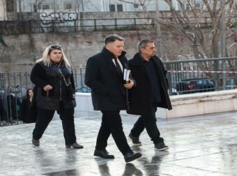 «Πίστευε ότι είναι αθώα»: Η οικογένεια Πισπιρίγκου στην κηδεία του Αλέξη Κούγια και η αποκάλυψη για τον ποινικολόγο