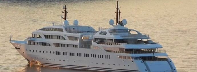 Ποιος άλλος θα ήταν: Αυτός είναι ο Έλληνας εφοπλιστής που ζει σε mega yacht 106 μέτρων – Έχει 6 ορόφους, 34 καμπίνες, πισίνα, γuμναστήριο