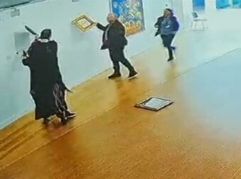 Νίκος Παπαδόπουλος: Βίντεο – σοκ από τη στιγμή που βανδαλίζει τα έργα στην Εθνική Πινακοθήκη