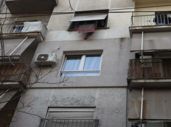 Θρίλερ στην Ομόνοια με το νεκρό άνδρα σε διαμέρισμα – Εξετάζεται ο θάνατος κατά τη διάρκεια ερωτiκού παιχνιδιού