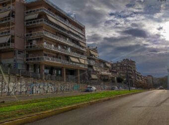 Θρίλερ στην Ομόνοια με νεκρό άνδρα: Το εύρημα που περιπλέκει τον θάνατο του Αμερικάνου