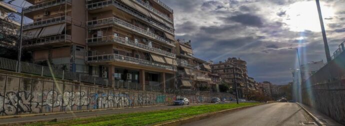 Θρίλερ στην Ομόνοια με νεκρό άνδρα: Το εύρημα που περιπλέκει τον θάνατο του Αμερικάνου