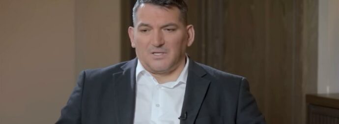 Πύρρος Δήμας: «Στα λεωφορεία κρατιόμουν και με τα δύο χέρια για να μην φοβόνται τις τσέπες τους»