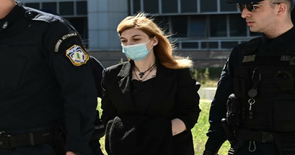 Πισπιρίγκου: «Κοιτάξτε τις κόρες μου γιατί θα σας στοιχειώνουν» – Μορφασμοί και γέλια στη δίκη της