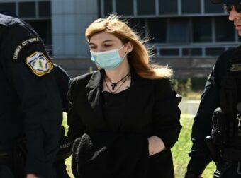 Πισπιρίγκου: «Κοιτάξτε τις κόρες μου γιατί θα σας στοιχειώνουν» – Μορφασμοί και γέλια στη δίκη της