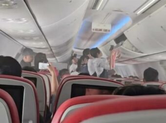 Στιγμές τρόμου σε πτήση για την Μπανγκόκ – Φλεγόμενο power bank γέμισε με καπνό την καμπίνα (Video)
