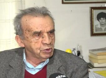«Στο τζάμι… μία παλάμη κολλημένη στο παράθυρο»: Ανατριχιάζουν τα λόγια του 86χρονου επιζώντα από το πολύνεκρο σιδηροδρομικό δυστύχημα στο Δερβένι