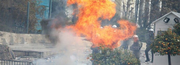 Τέμπη: Ανατριχιάζει η ματωμένη φωτογραφική μηχανή του φωτορεπόρτερ που χτυπήθηκε από κρότο λάμψης