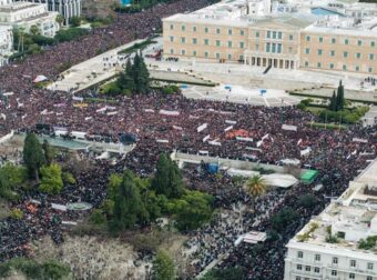 Μια θάλασσα οργής για τα Τέμπη: Τελικά πόσοι άνθρωποι βρέθηκαν στο Σύνταγμα