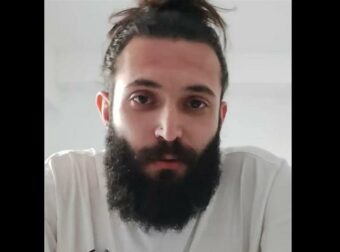 Τραυματίας των Τεμπών: «Με σταμάτησαν για έλεγχο στη συγκέντρωση, με προσήγαγαν και όταν τους είπα ποιος είμαι με…» (video)
