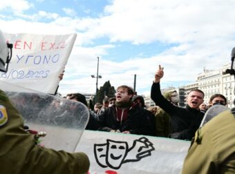 «Οι γονείς έφαγαν ξύλο και δακρυγόνα στο συλλαλητήριο»: Οι συγγενείς των θυμάτων των Τεμπών καταγγέλλουν – Η ανακοίνωση της ΕΛΑΣ