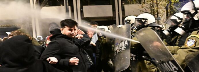 «Βράζει» το Σύνταγμα από νέα επεισόδια: Εκκενώθηκε η πλατεία – Προσαγωγές, χημικά και μάχες σώμα με σώμα (video)