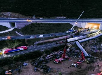 Τραγωδία στα Τέμπη: Ο γρίφος της φονικής έκρηξης παραμένει – «Όταν ο γερανός σήκωσε το καμένο βαγόνι…»