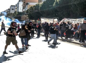 Εικόνες ντροπής: Διέλυσαν με χημικά και κρότου λάμψης τη φεμινιστική πορεία λίγο πριν φτάσει στην Hellenic Train