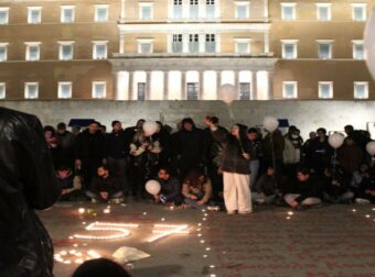 Ανατριχίλα για τα Τέμπη: 57 μπαλόνια στον ουρανό της Αθήνας ακριβώς στις 23:18 και τη συμπλήρωση δύο ετών από την τραγωδία (video)