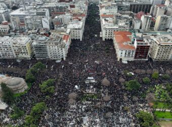 Ανθρώπινο μεγαλείο: Διαδηλωτές των Τεμπών στη Θεσσαλονίκη ανοίγουν διάδρομο για να περάσει ασθενοφόρο (video)
