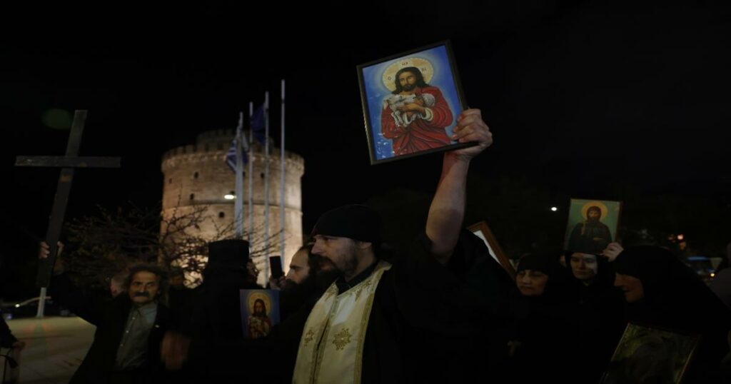 Χαμός στη Θεσσαλονίκη: Με σταυρούς και εικόνες κατά των ΜΑΤ έξω από το θέατρο που έπαιζε ο Ζαραλίκος