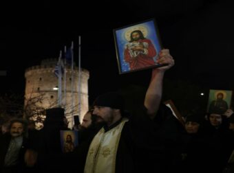 Χαμός στη Θεσσαλονίκη: Με σταυρούς και εικόνες κατά των ΜΑΤ έξω από το θέατρο που έπαιζε ο Ζαραλίκος