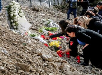 Τέμπη: Σημαντικό εύρημα στα συντρίμμια του μοιραίου τρένου – Η καταγγελία Καρυστιανού