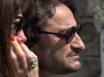 Κηδεία Καίτης Κωνσταντίνου: Συντετριμμένος ο Βασίλης Χαραλαμπόπουλος – Ξέσπασε σε κλάματα