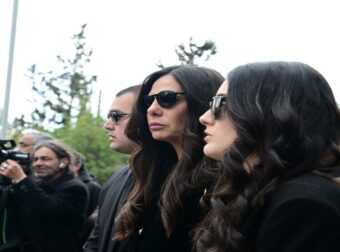 Τρισάγιο για τον Αλέξη Κούγια – Χωριστά αφίχθησαν η Εύη Βατίδου και τα παιδιά τους